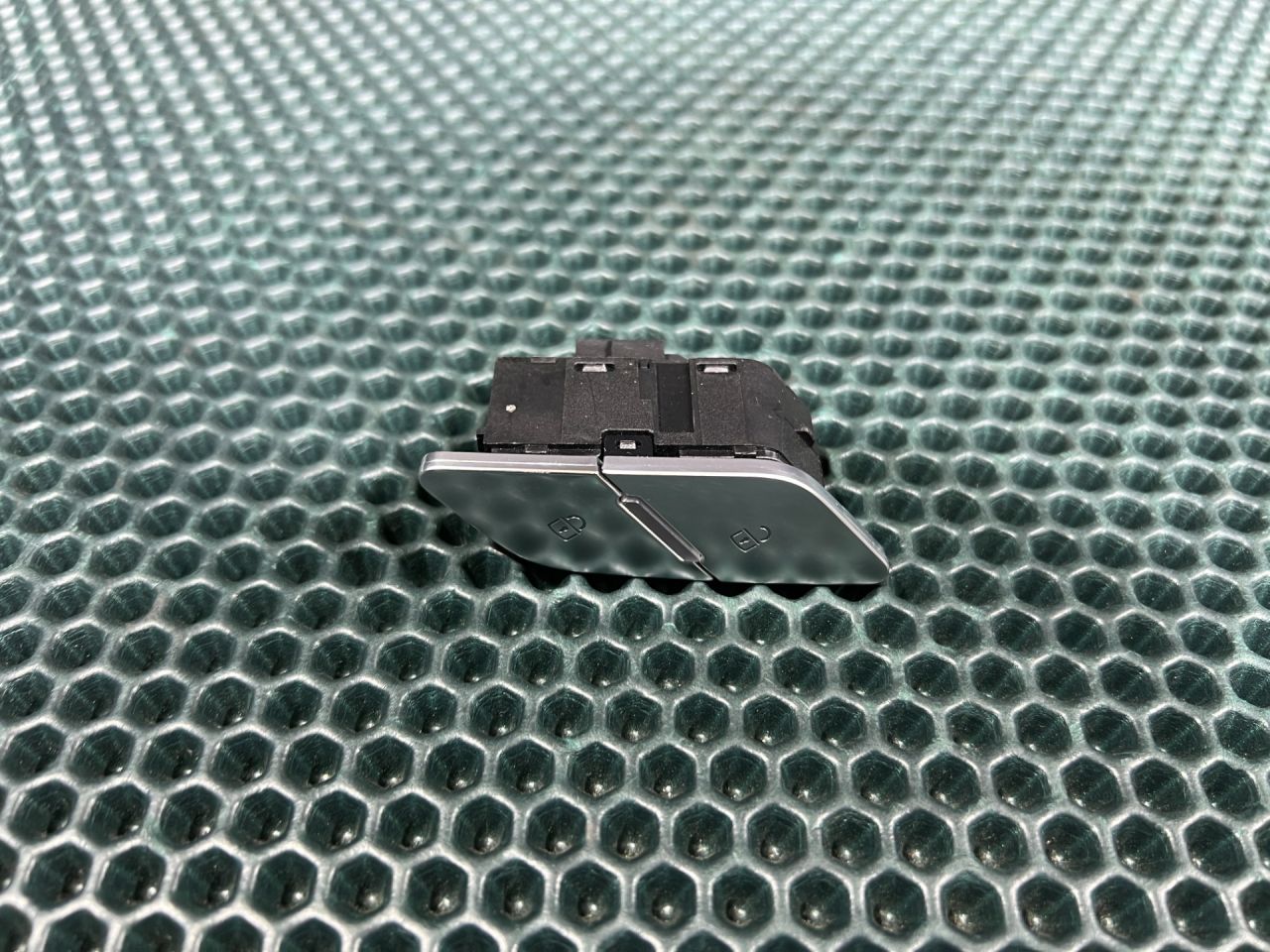 кнопка центрального замка Audi A6 Allroad Quattro C8 2023, 3.0 л., бензин, АКПП, универсал, 4K1962107A - фото №1