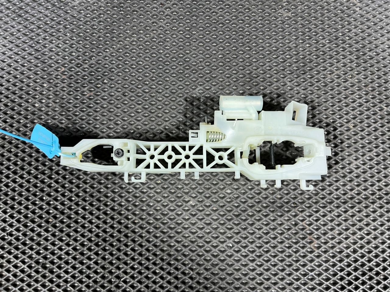 скелет ручки двери передней левой Hyundai Tucson 4 поколение 2024, 2.5 л., G4KN, бензин, АКПП, внедорожник 5 дв., 82655N9100 - фото №1