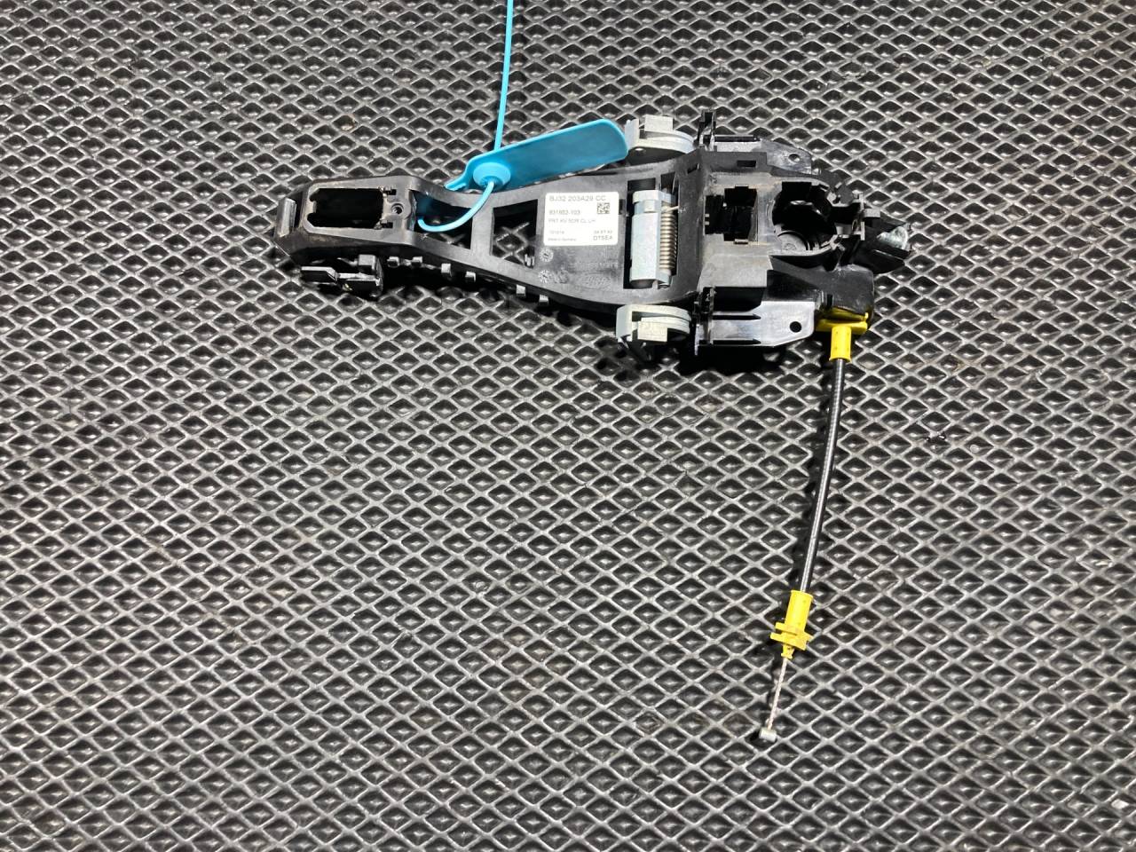 скелет ручки двери передней левой Land Rover Range Rover Evoque L538 2014, 2.0 л., 204PT, бензин, АКПП, внедорожник 3 дв., BJ32224N03, LR025540, LR108184, BJ32203A29CC - фото №1