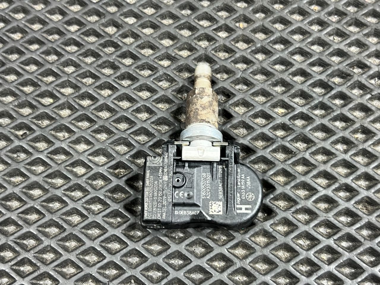 датчик давления в шине Land Rover Range Rover Velar 1 поколение 2019, 2.0 л., бензин, АКПП, внедорожник 5 дв., FW931A159AB, GX631A159AA, C2D47173, LR070840, LR031712, LR058023, LR066378 - фото №1