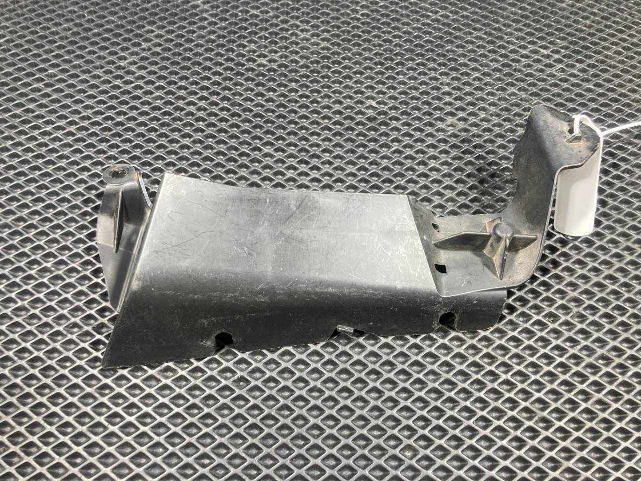 крепление фары правой Porsche Cayenne 955 2006, 4.5 л., M 48.00, бензин, АКПП, внедорожник 5 дв., 7L5853666 - фото №1