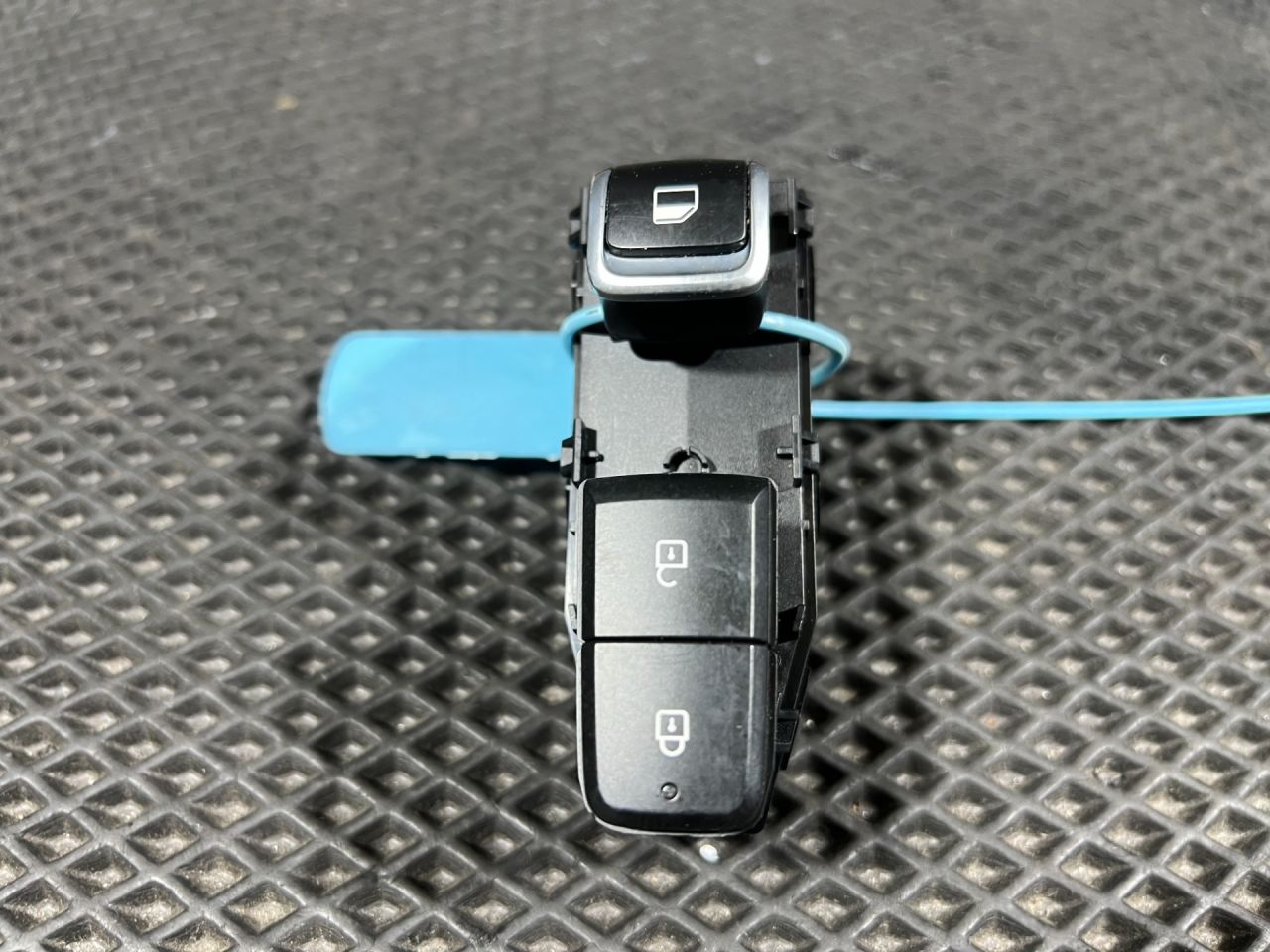 кнопка стеклоподъемника двери Kia K5 3 поколение 2022, 1.6 л., G4FP, бензин, АКПП, 93576L2000 - фото №1