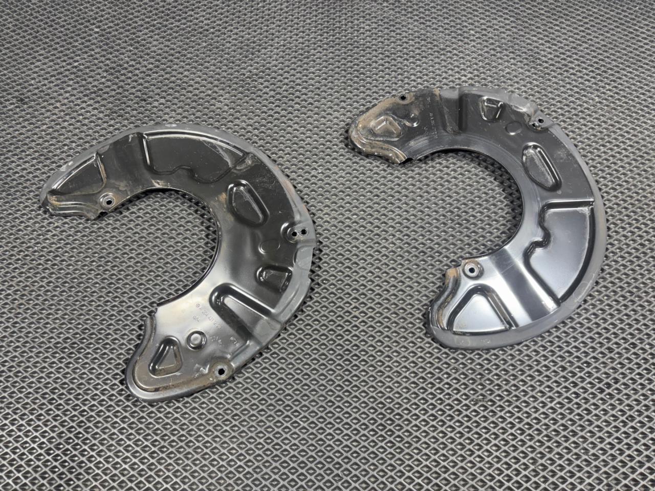 защитный кожух тормозного механизма Mercedes-Benz E-Класс W212/S212/C207/A207 2012, 3.5 л., M 272.980, бензин, АКПП, седан, A2044211220, A2044211120 - фото №1