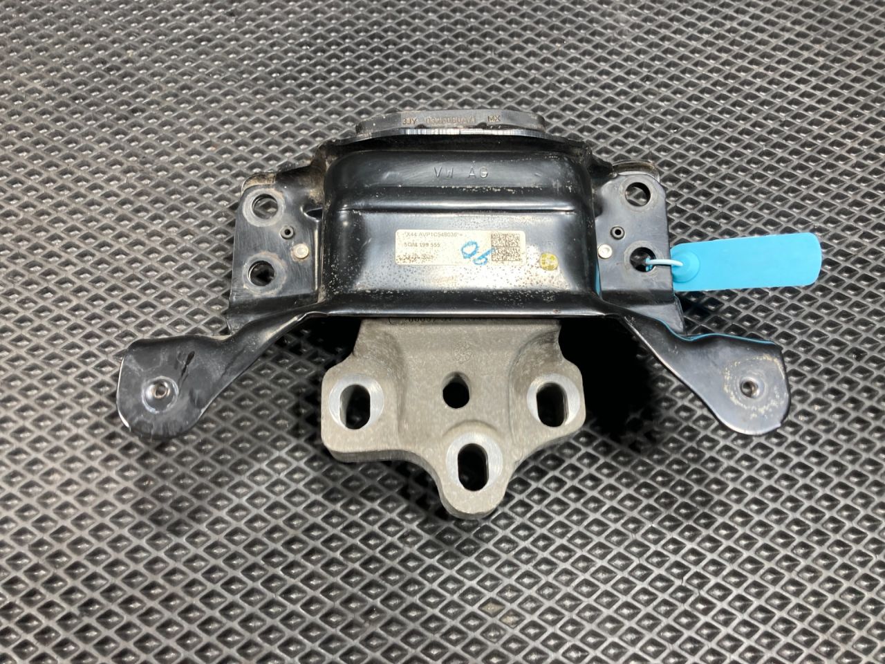 кронштейн КПП Volkswagen Taos 1 поколение 2021, 1.5 л., DNK, бензин, АКПП, внедорожник 5 дв., 5QM199555 - фото №1