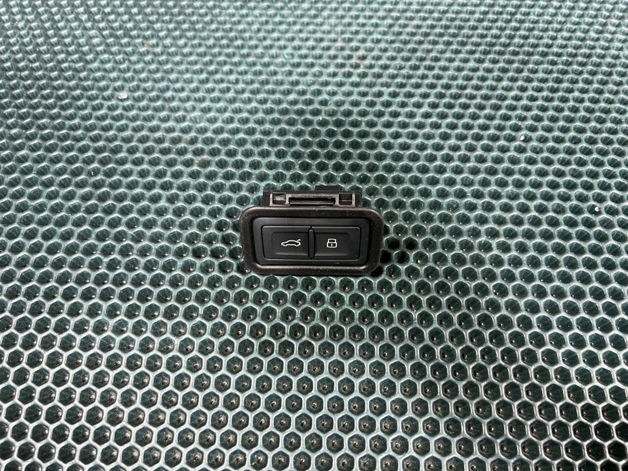 кнопка открытия багажника Audi A4 B9 2020, 2.0 л., бензин, АКПП, седан, 4G0959831D, 4G0959831D5PR - фото №1