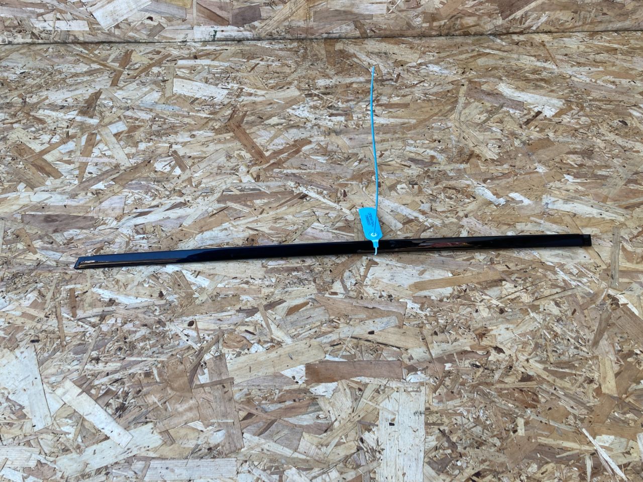 молдинг двери задней правой Land Rover Discovery Sport 1 поколение 2014, 2.0 л., 204PT, бензин, АКПП, внедорожник 5 дв., LR058485, FK72255A60 - фото №1