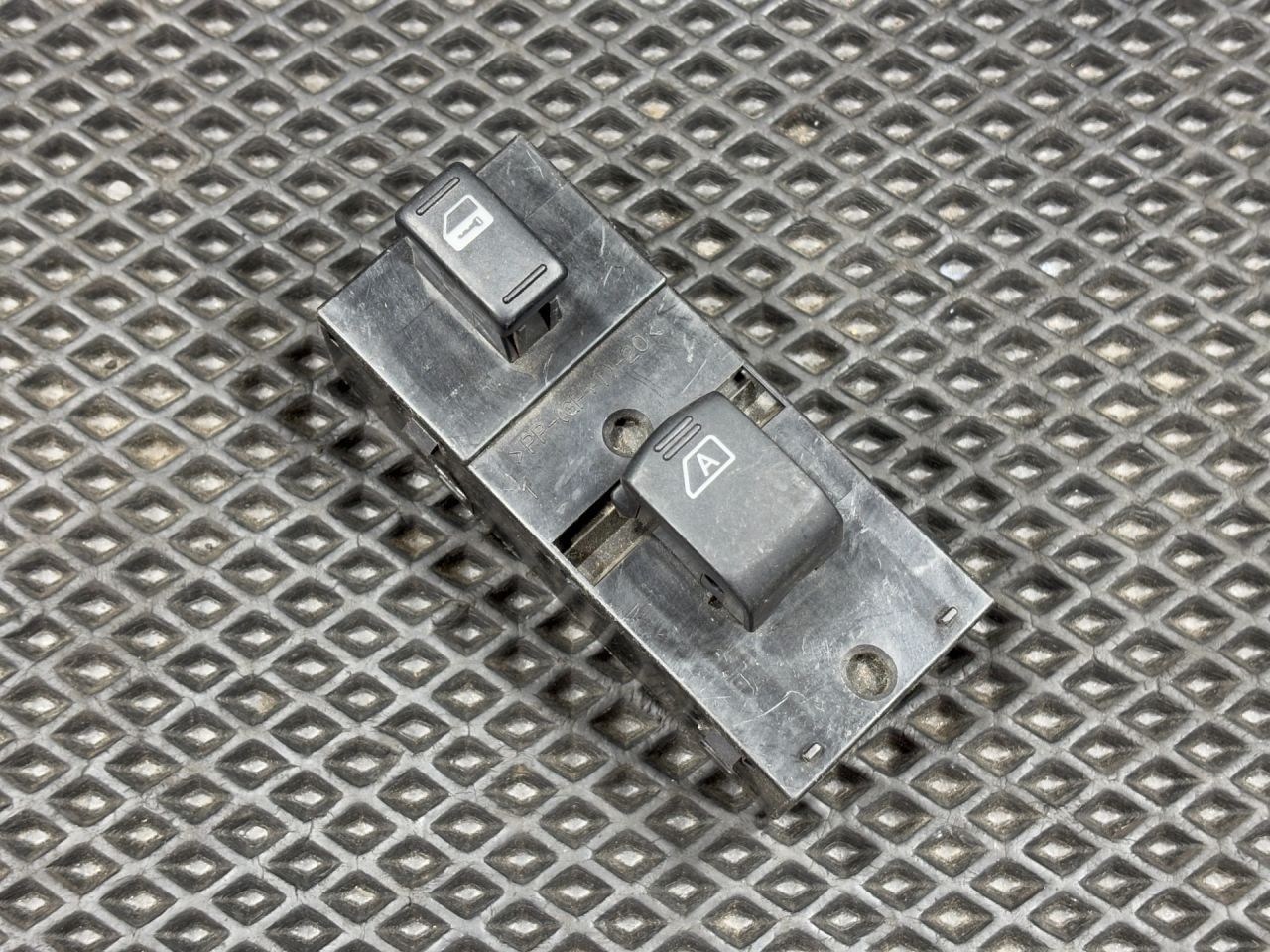 кнопка стеклоподъемника двери Infiniti FX35 1 поколение 2006, 3.5 л., VQ35DE, бензин, АКПП, внедорожник 5 дв., 254117Y000 - фото №1