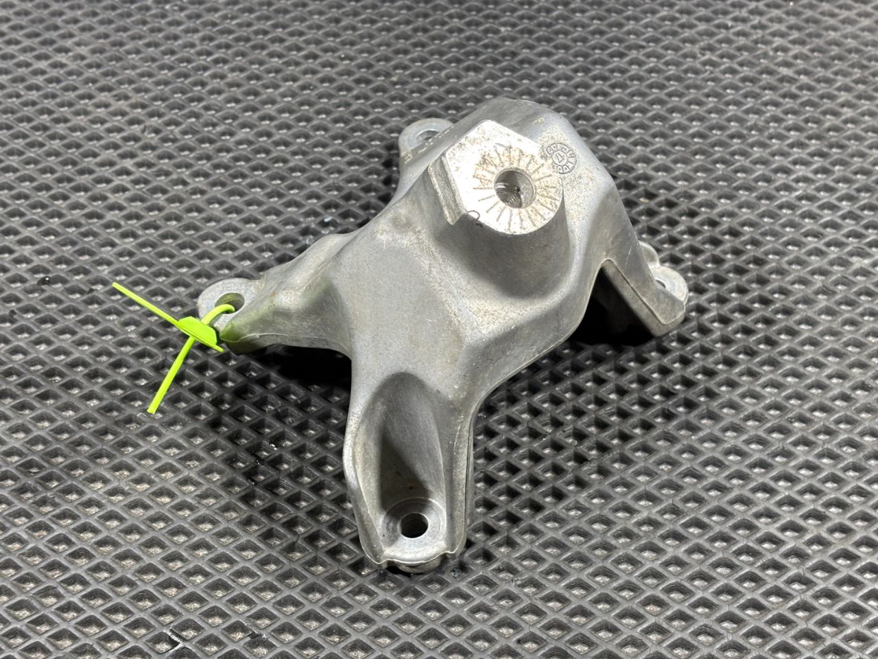 кронштейн двигателя Audi S5 F5 2019, 3.0 л., бензин, АКПП, лифтбэк, 8W0199307L - фото №1