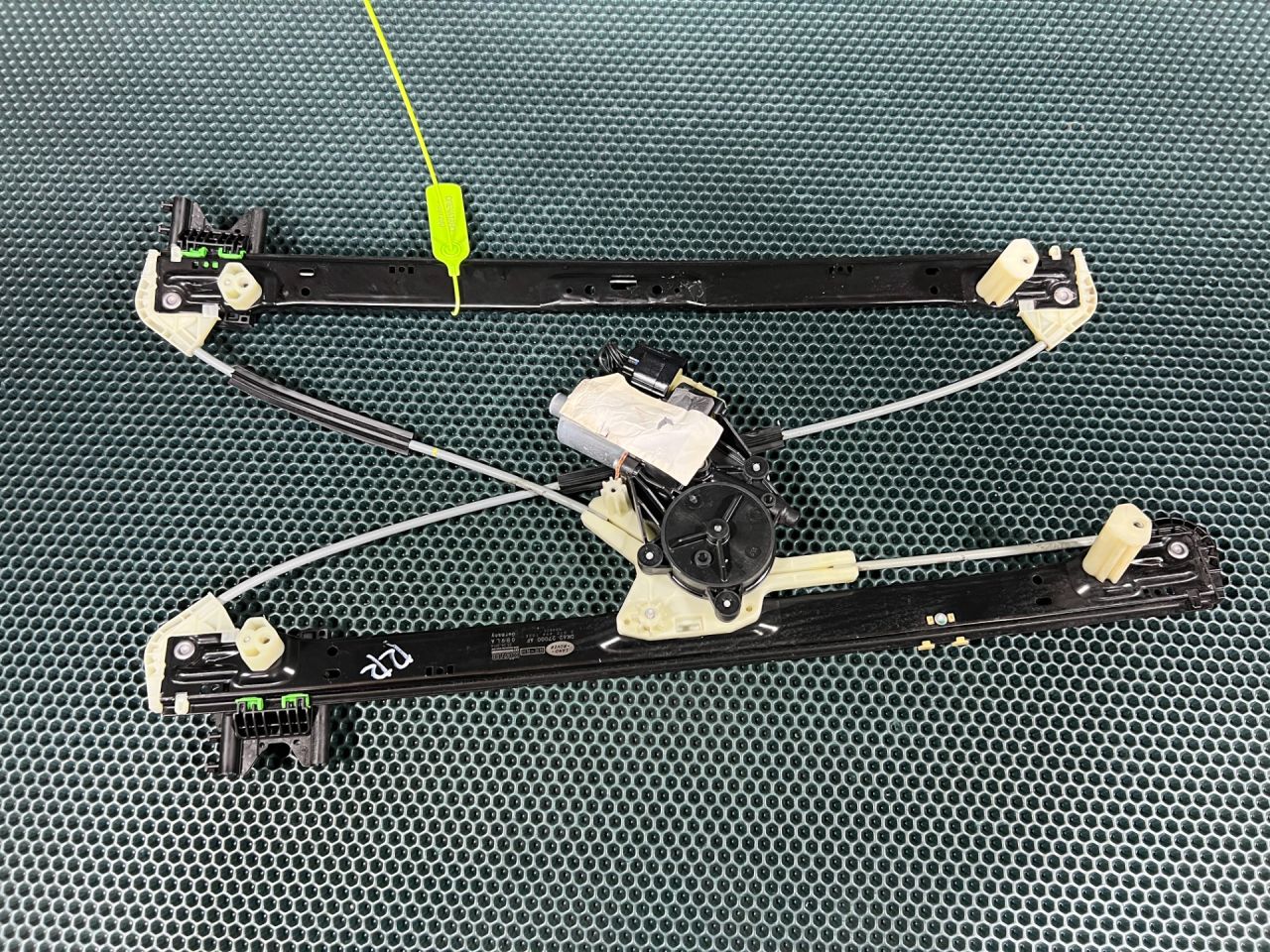 стеклоподъемник задний правый Land Rover Range Rover Sport 2 поколение L494 2014, 3.0 л., 30DDTX, дизель, АКПП, внедорожник 5 дв., DK6227000AF, LR083206, LR043936, LR057340, LR078870, LR153959, LR153955, LR034290, LR048343 - фото №1