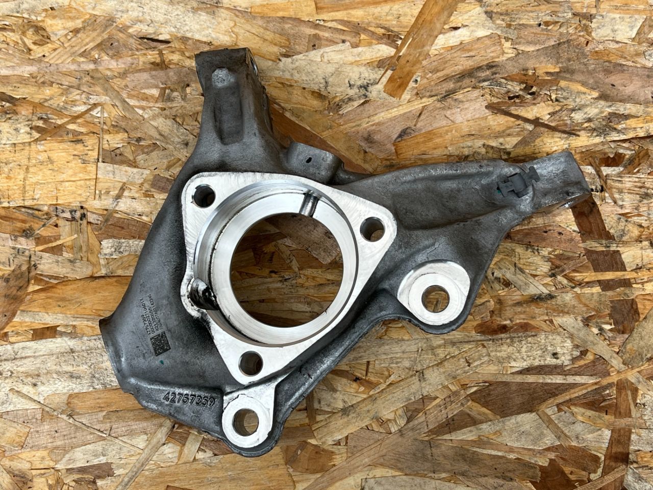 кулак поворотный правый Buick Envista 1 поколение 2024, 1.2 л., бензин, АКПП, внедорожник 5 дв., 42757359, 42481616 - фото №1