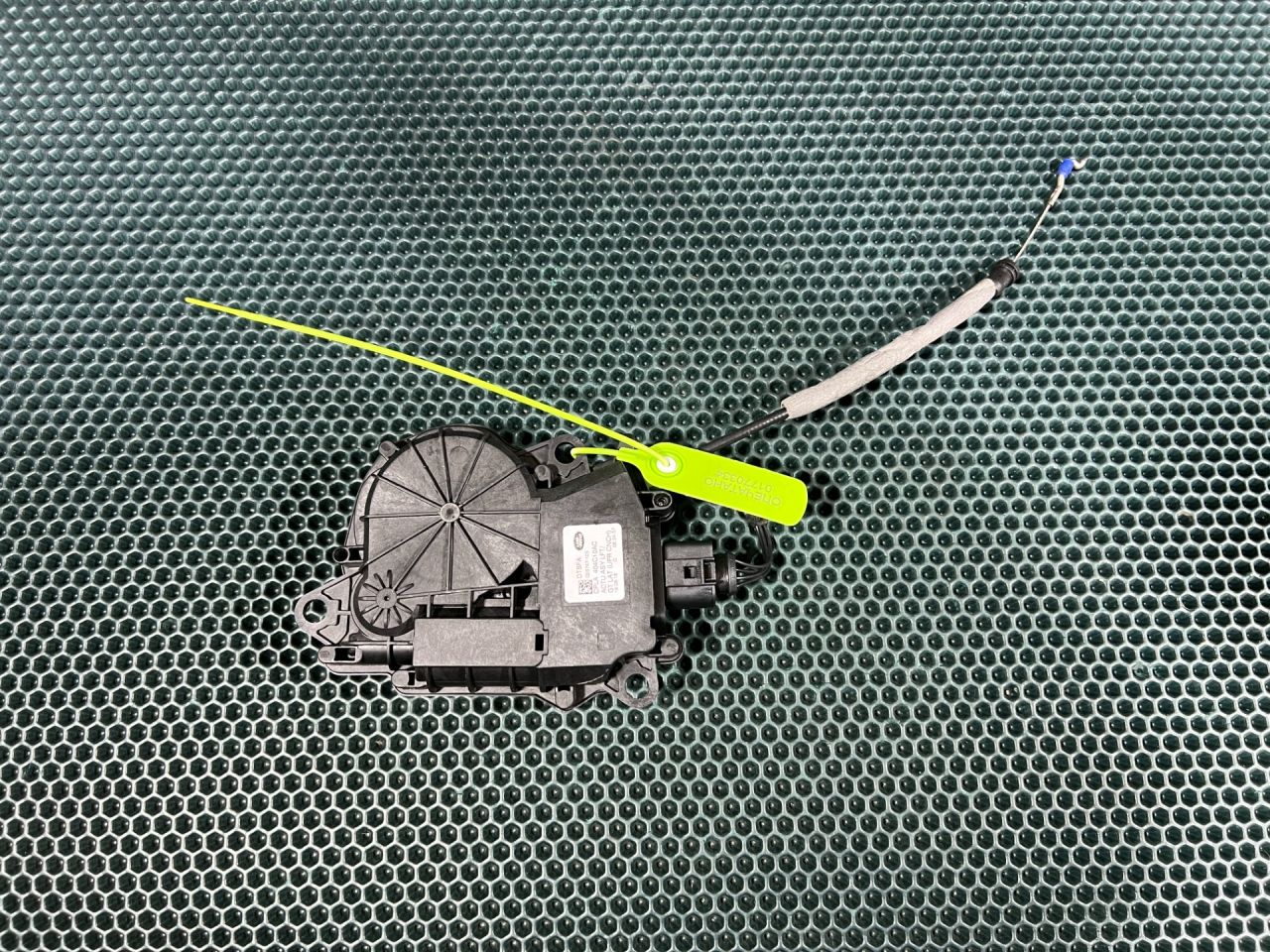 активатор замка багажника Land Rover Range Rover Sport 2 поколение 2017, 3.0 л., 306PS, бензин, АКПП, внедорожник 5 дв., CPLA404C10AC, LR095551, LR090185, LR039109, LR051280, LR070125, T2H25106, J9C3822 - фото №1