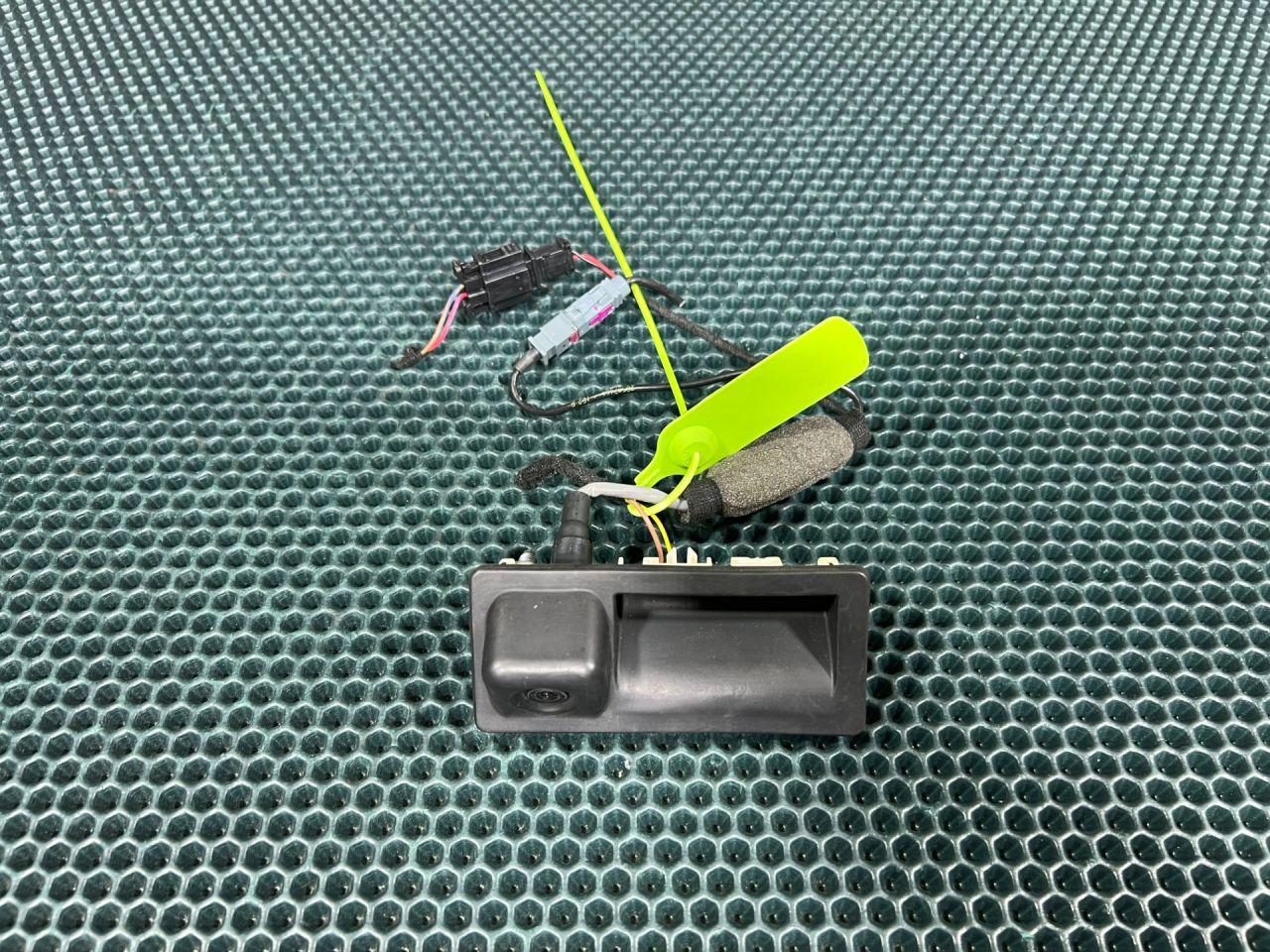 камера заднего вида Audi A7 4G 2012, 3.0 л., CGXB, бензин, АКПП, хетчбэк 5 дв., 5N0827566AA - фото №1