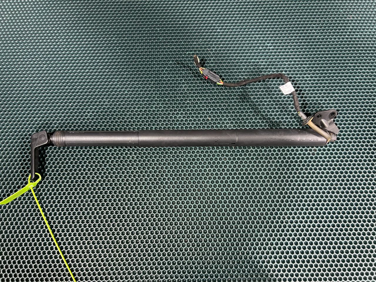 амортизатор крышки багажника (3-5 двери) Porsche Macan 1 поколение 95B 2015, 3.0 л., MCT.MA, бензин, АКПП, внедорожник 5 дв., 95B827851B, 95B827427B, 95B827601A - фото №1