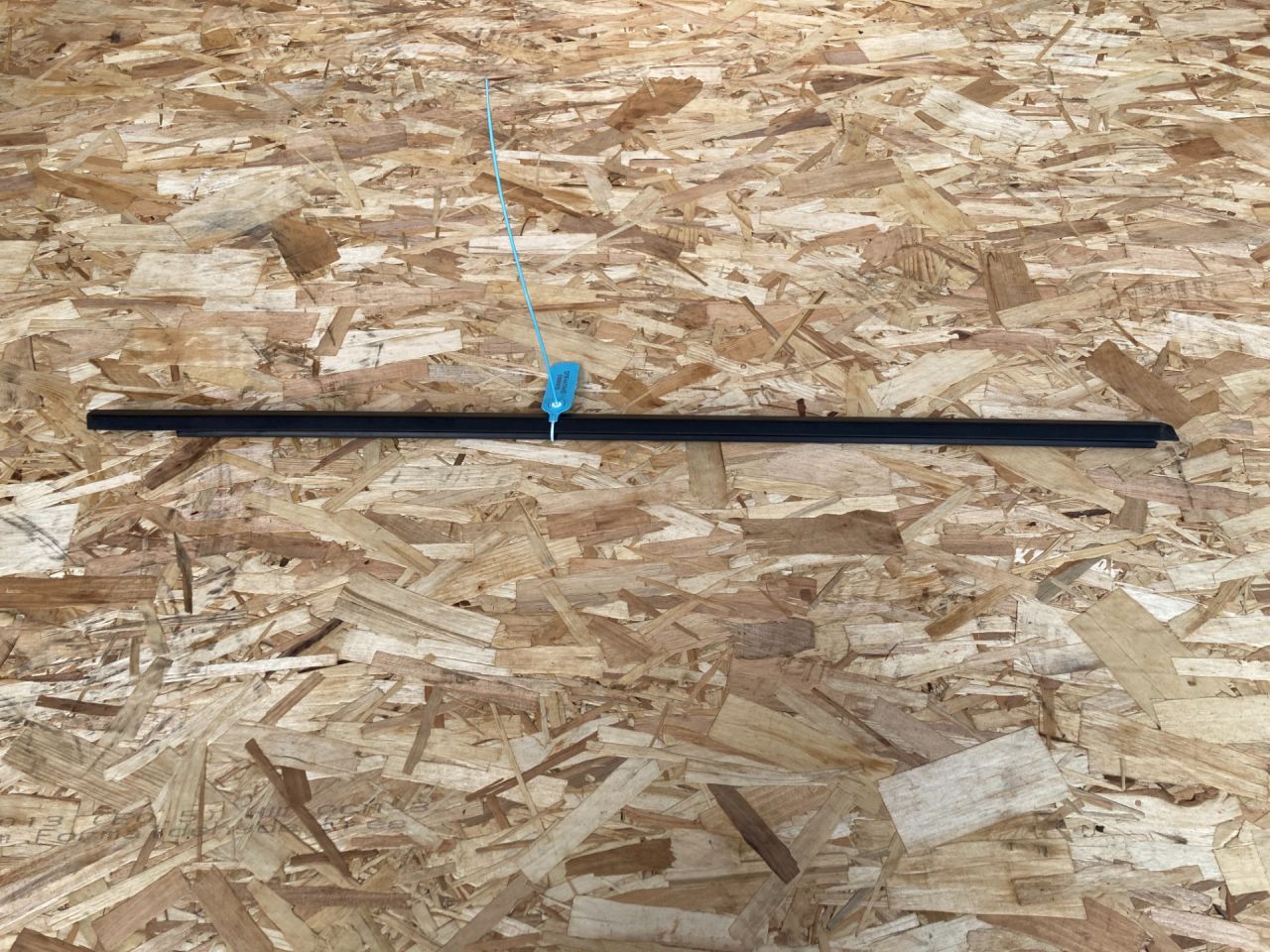 молдинг двери передней правой Jaguar XE 1 поколение 2016, 3.0 л., AJ 126, бензин, АКПП, седан - фото №1