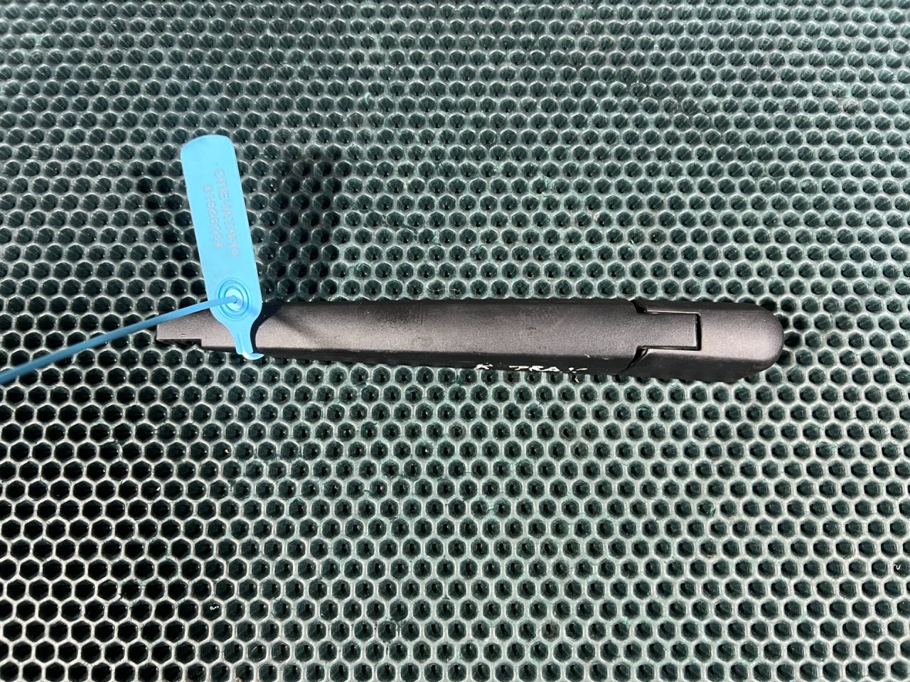 щеткодержатель задний Chevrolet Trax 2 поколение 2023, 1.2 л., бензин, АКПП, внедорожник 5 дв., 42896632, 42768977 - фото №1