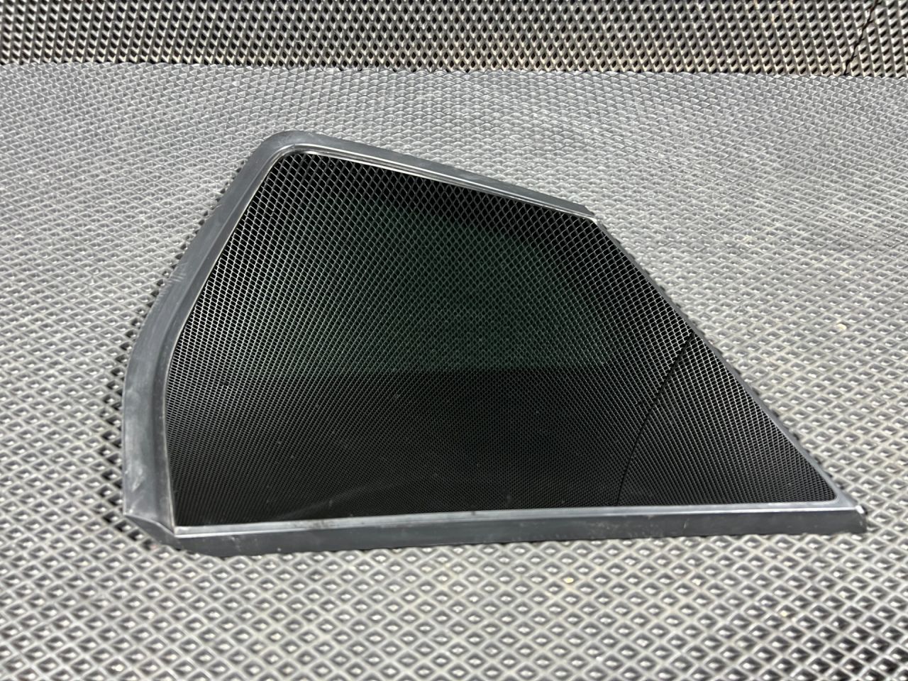 стекло кузовное боковое правое Nissan Rogue T33 2022, 1.5 л., KR15, бензин, АКПП, внедорожник 5 дв., 833006RR0A - фото №1