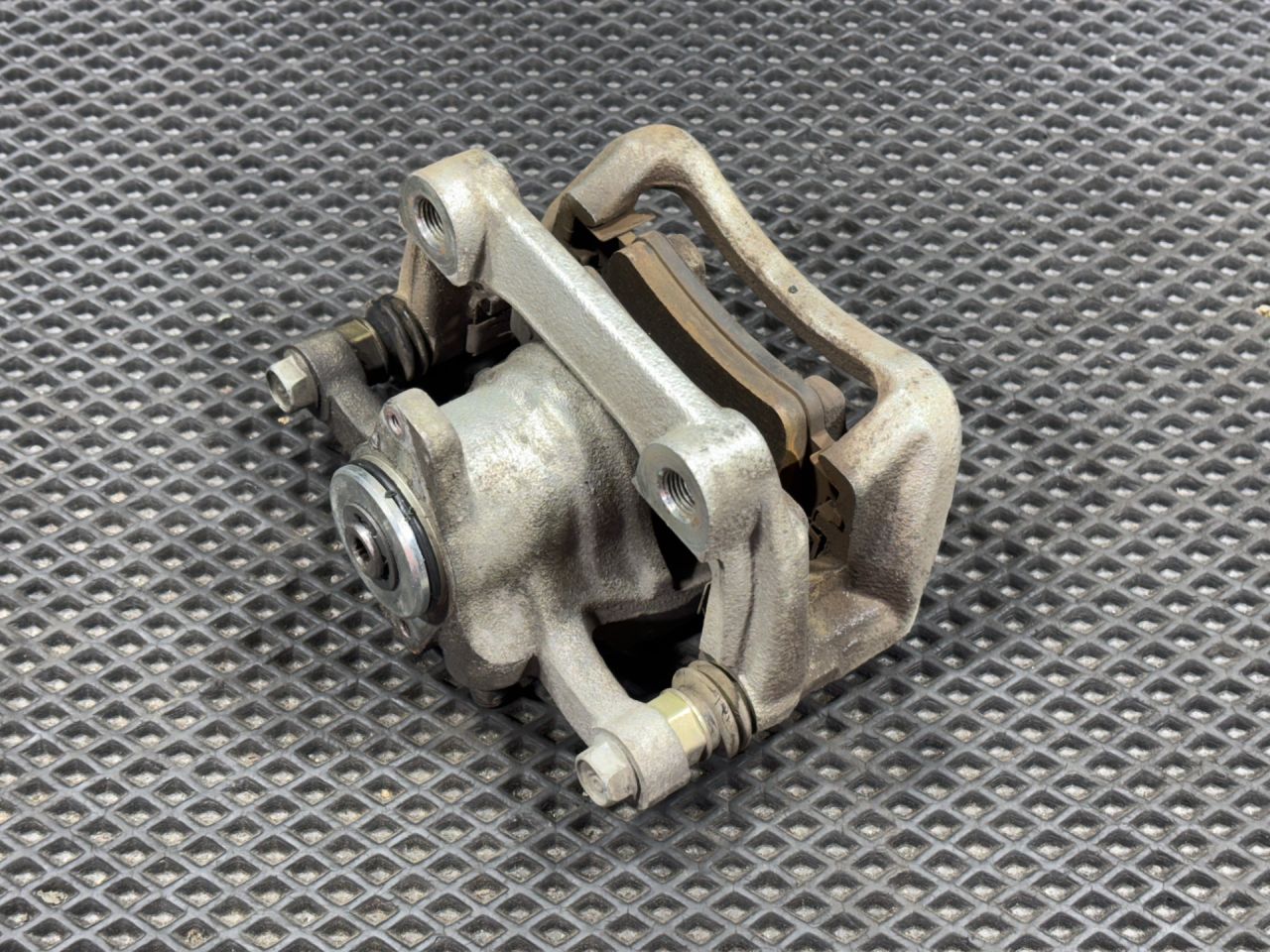 суппорт задний правый Kia K5 3 поколение 2022, 1.6 л., G4FP, бензин, АКПП, 58230L1050 - фото №1