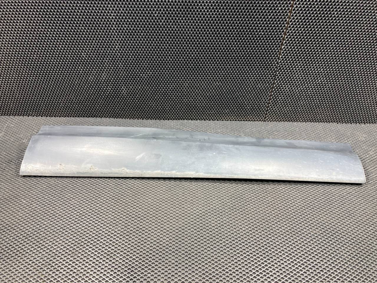 молдинг двери передней правой Land Rover Discovery 5 поколение L462 2017, 3.0 л., 306PS, бензин, АКПП, внедорожник 5 дв., HY3221064AD, LR082942, LR182892 - фото №1