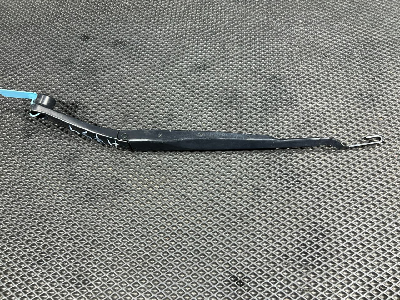 щеткодержатель (поводок стеклоочистителя, дворник) Genesis G70 1 поколение 2019, 2.0 л., G4KL, бензин, АКПП, седан, 98311-G9000, 98321-G9000 - фото №1