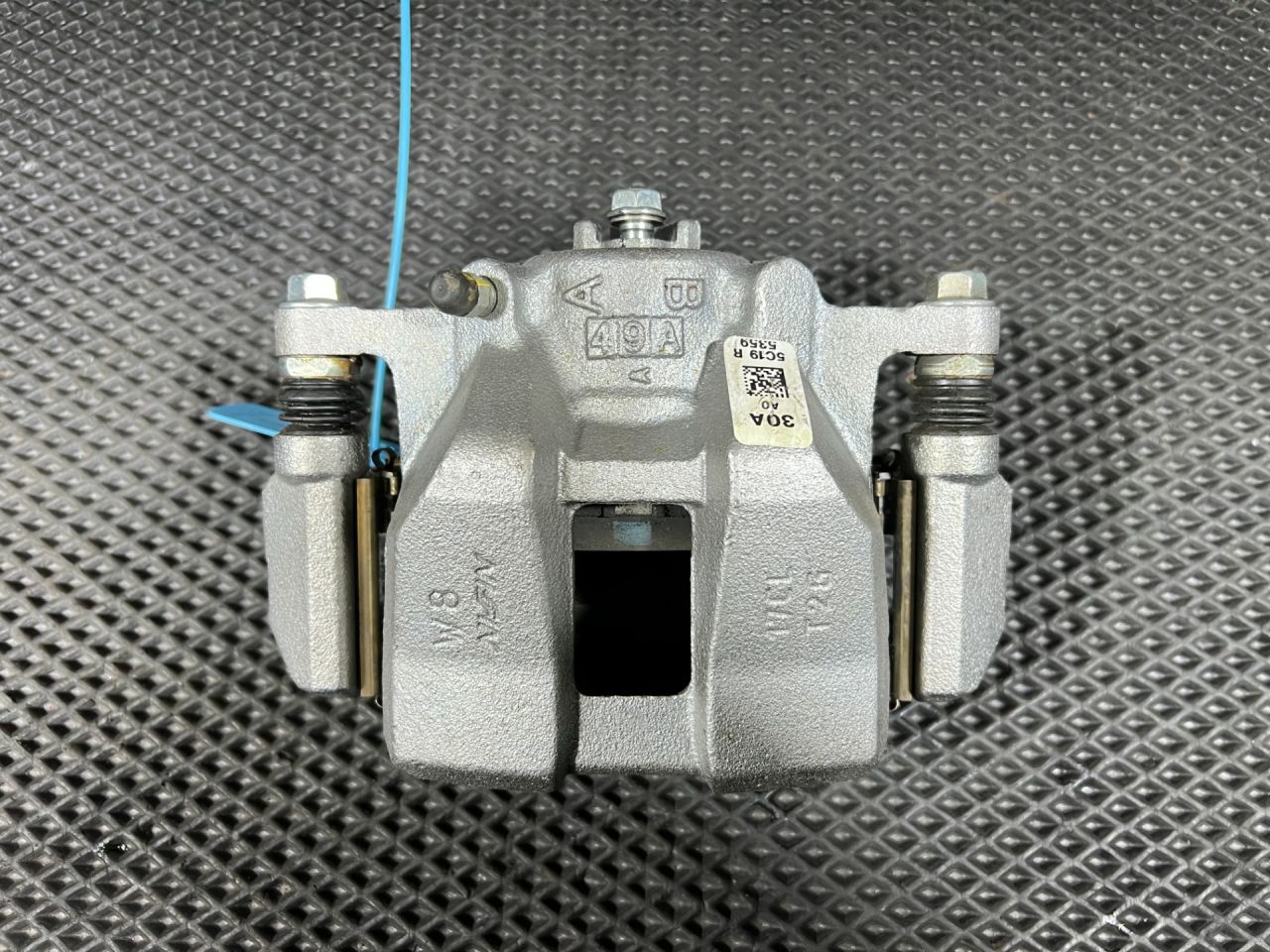 суппорт передний правый Honda Accord 11 поколение 2025, 1.5 л., L15B, бензин, вариатор, седан, 45018-TVA-000 - фото №1