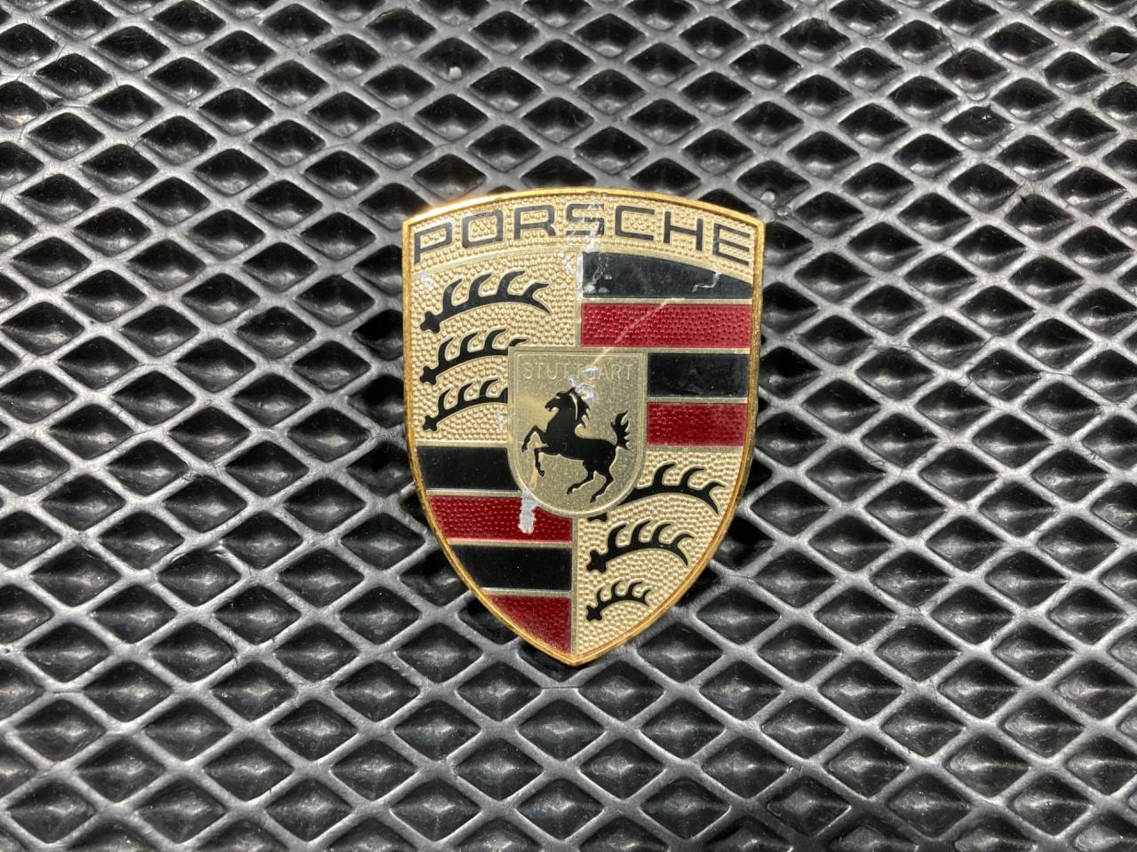 эмблема Porsche Macan 1 поколение 2016, 3.0 л., бензин, АКПП, внедорожник 5 дв., 991559215 - фото №1