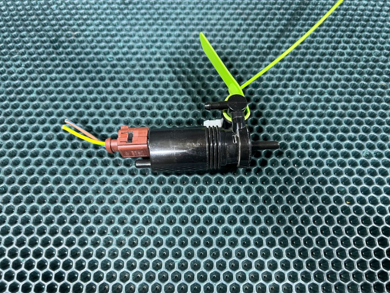 насос (моторчик) омывателя стекла Land Rover Range Rover Sport 2 поколение 2016, 3.0 л., 306PS, бензин, АКПП, внедорожник 5 дв., 1020133002, LR079904 - фото №1