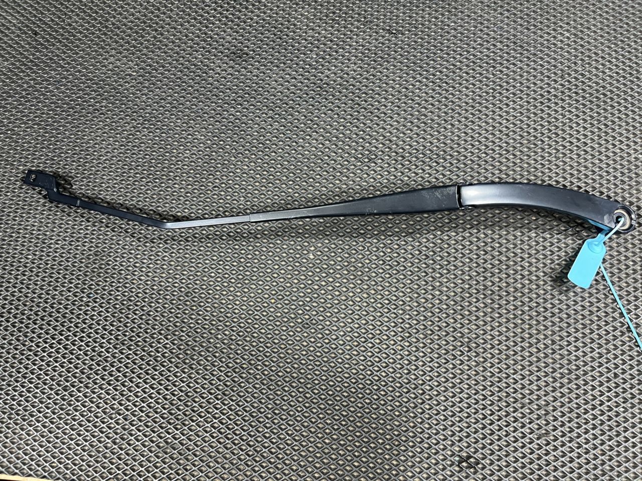 щеткодержатель (поводок стеклоочистителя, дворник) Buick Envista 1 поколение 2024, 1.2 л., бензин, АКПП, внедорожник 5 дв., 42734491 - фото №1