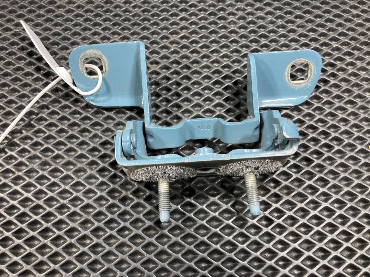 петля крышки багажника Ford Bronco Sport 1 поколение 2020, 1.5 л., бензин, АКПП, внедорожник 5 дв., M1PBS42901AE - фото №1