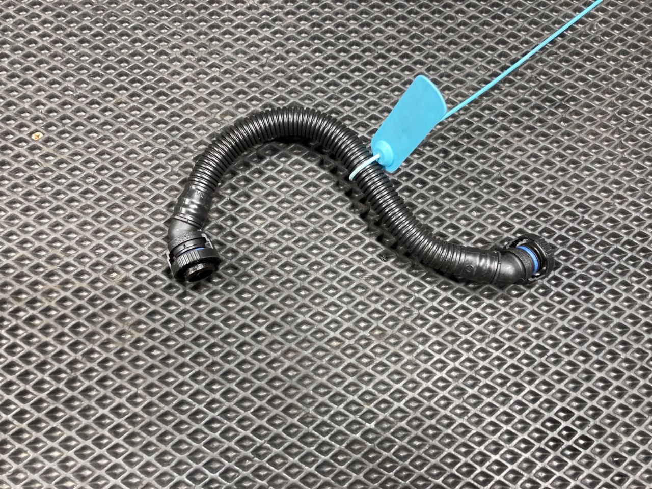 трубка вентиляции картерных газов Audi A6 4G/C7 2013, 2.0 л., CHJA, бензин, АКПП, седан, 06J103221A - фото №1