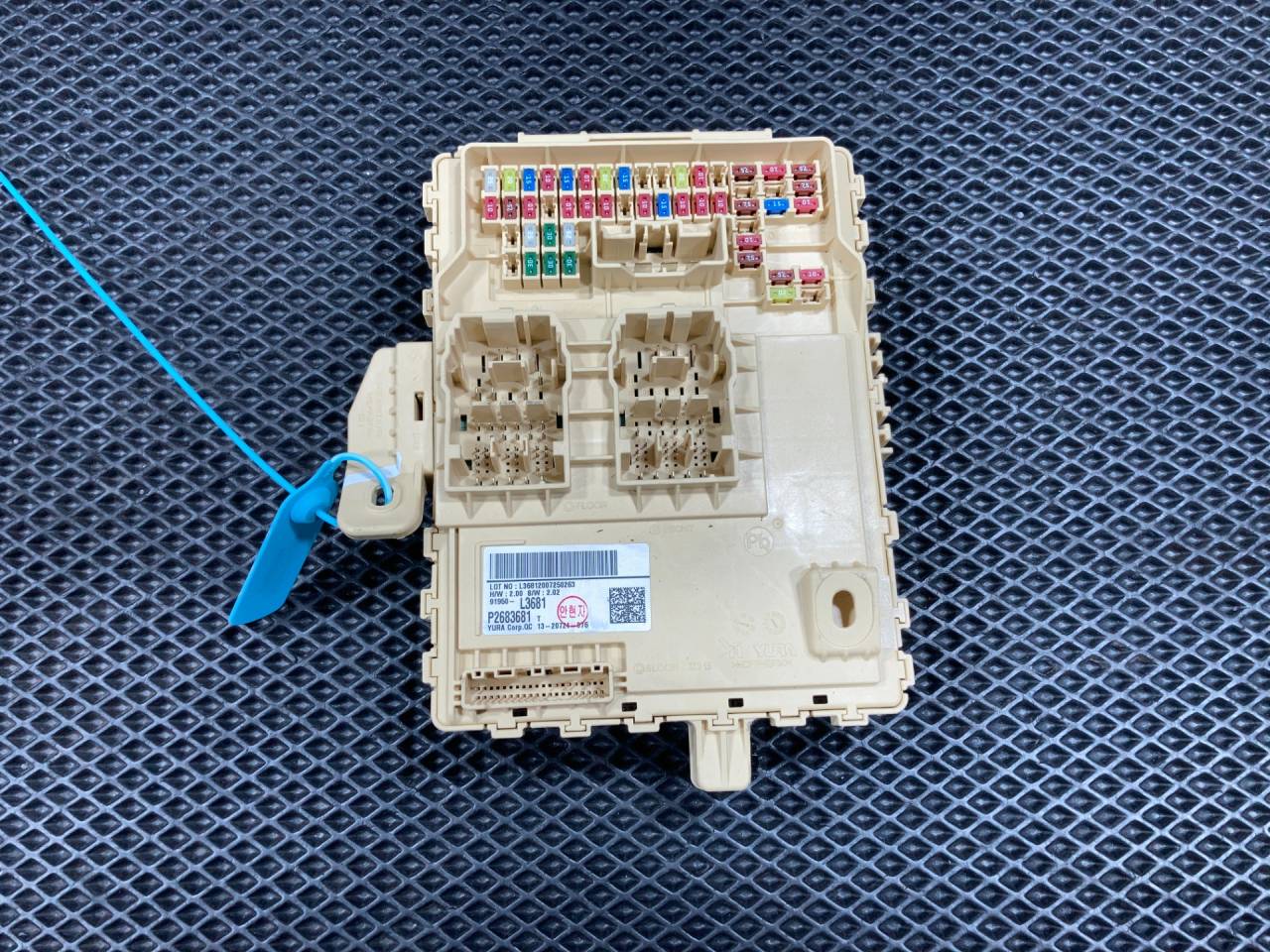 блок предохранителей Kia K5 3 поколение 2020, 1.6 л., G4FP, бензин, АКПП, седан, 91950L3681 - фото №1