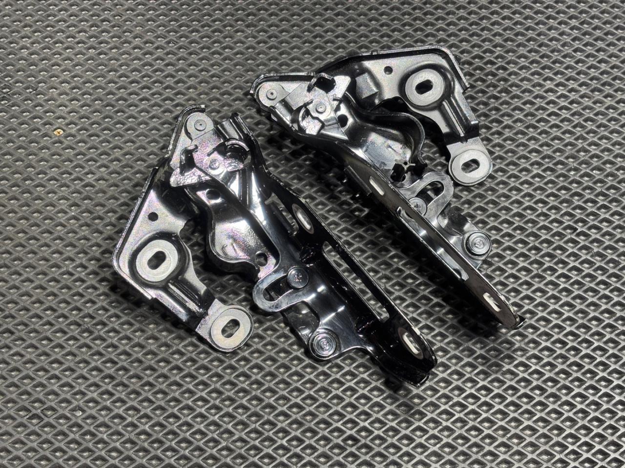 петля капота Porsche Panamera 970 2013, 4.8 л., M 48.20, бензин, АКПП, хетчбэк 5 дв., 97051115202, 97051115102 - фото №1