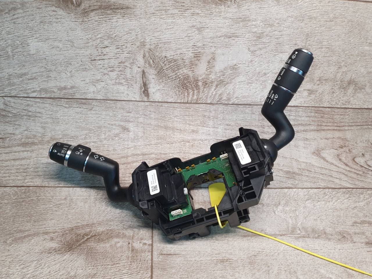 переключатель подрулевой (стрекоза) Land Rover Discovery 5 поколение 2017, 3.0 л., 306PS, бензин, АКПП, внедорожник 5 дв., BJ323F973BB, BJ323F972DB, LR024629, LR024626, LR125097, LR125094, HPLA13N064HC - фото №1