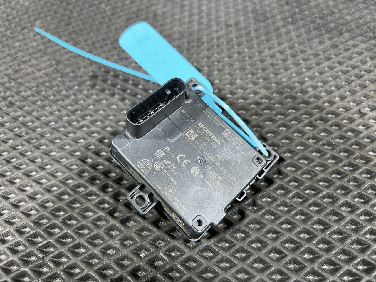 радар / датчик активного круиз контроля Honda CR-V 6 поколение 2025, 1.5 л., L15B, бензин, АКПП, внедорожник 5 дв., 8S3013A0 - фото №1