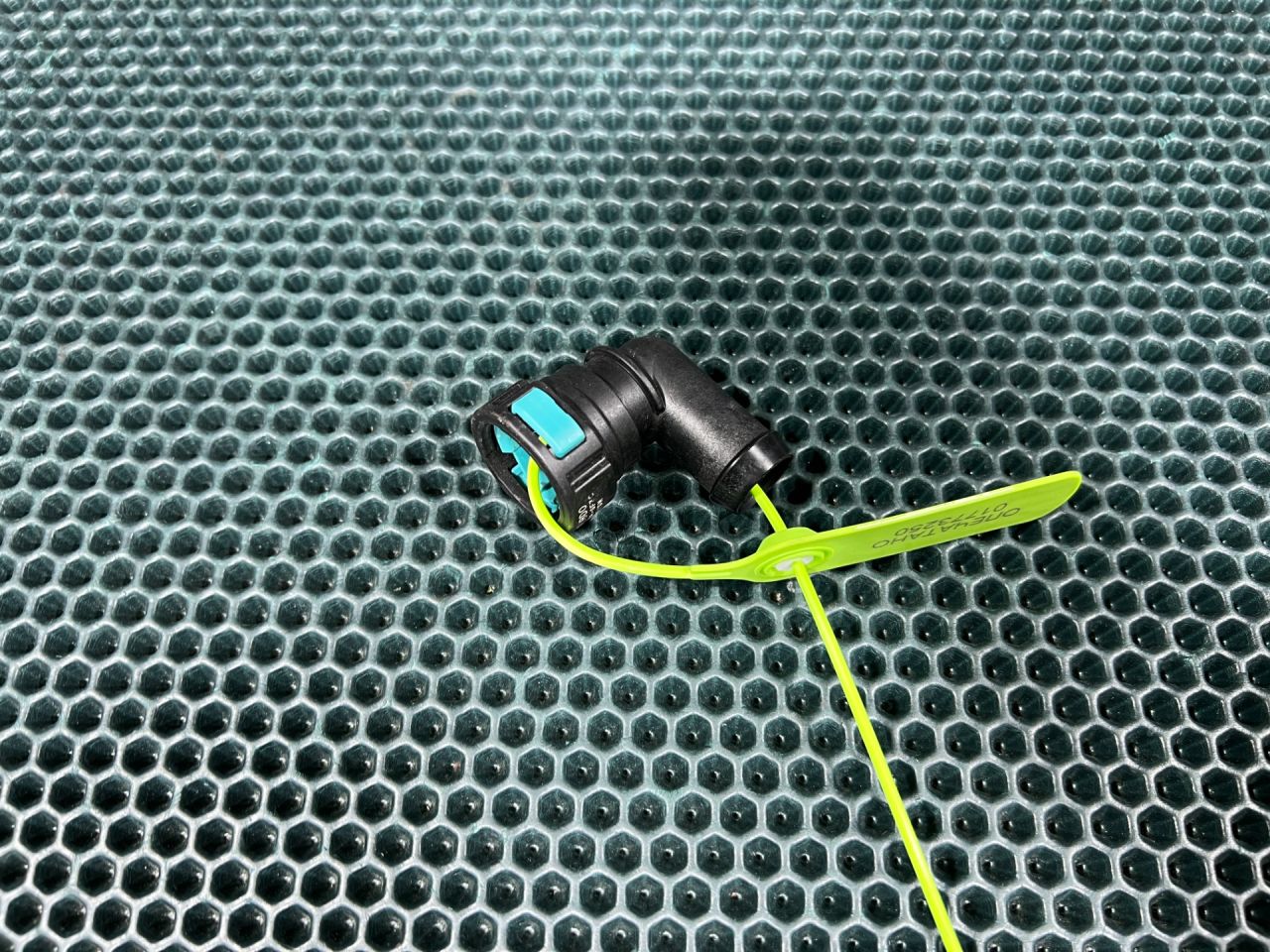 патрубок (трубопровод, шланг) Jaguar XE 1 поколение 2018, АКПП, седан, PA66GF30, F5BD0 - фото №1