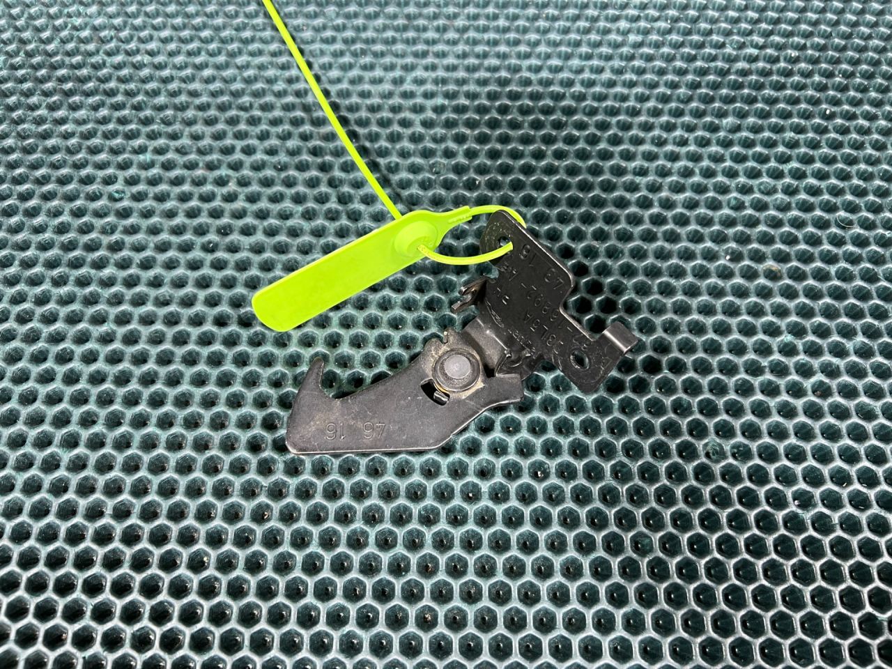 захватный крюк капота Jaguar XF X260 260 2016, 3.0 л., AJ 126, бензин, АКПП, седан, T2H41038, DK6216892AE, LR056513, LR122949 - фото №1