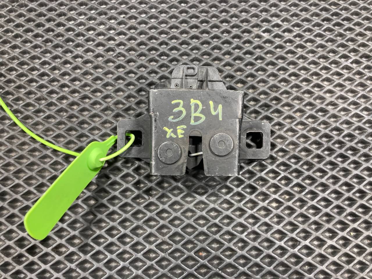 замок капота Jaguar XE 1 поколение X760 2016, 3.0 л., AJ 126, бензин, АКПП, седан, LR173841, LR002794, LR024358, LR041431, LR054331, LR065340, LR123518, LR125366, LR137484, LR138826, YUE500090, YUE500150, T2H41158, 5H2216700CC, T2H41589 - фото №1