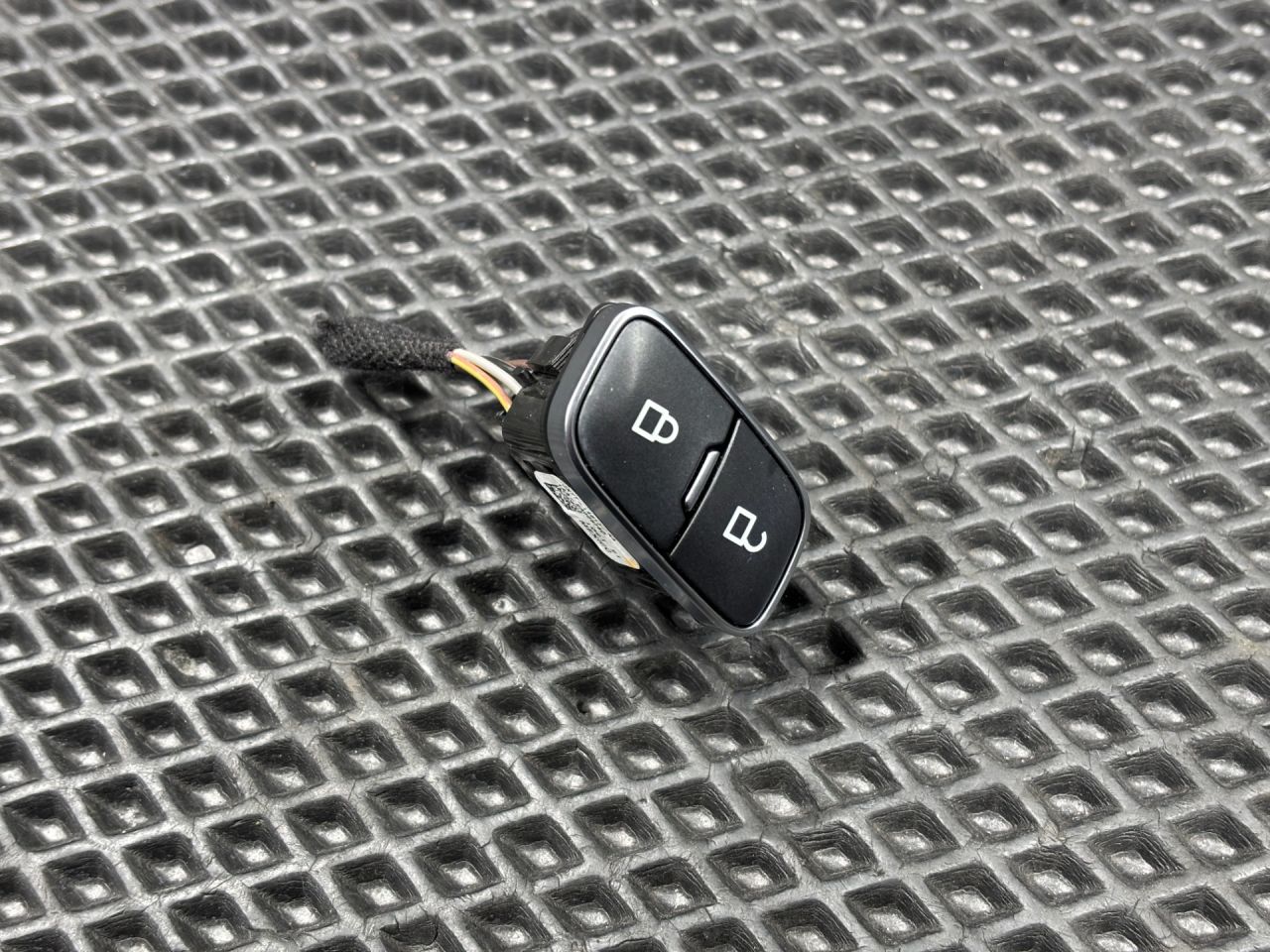 кнопка центрального замка Ford Bronco Sport 1 поколение 2021, 1.5 л., бензин, АКПП, внедорожник 5 дв., JX7T14017AA - фото №1