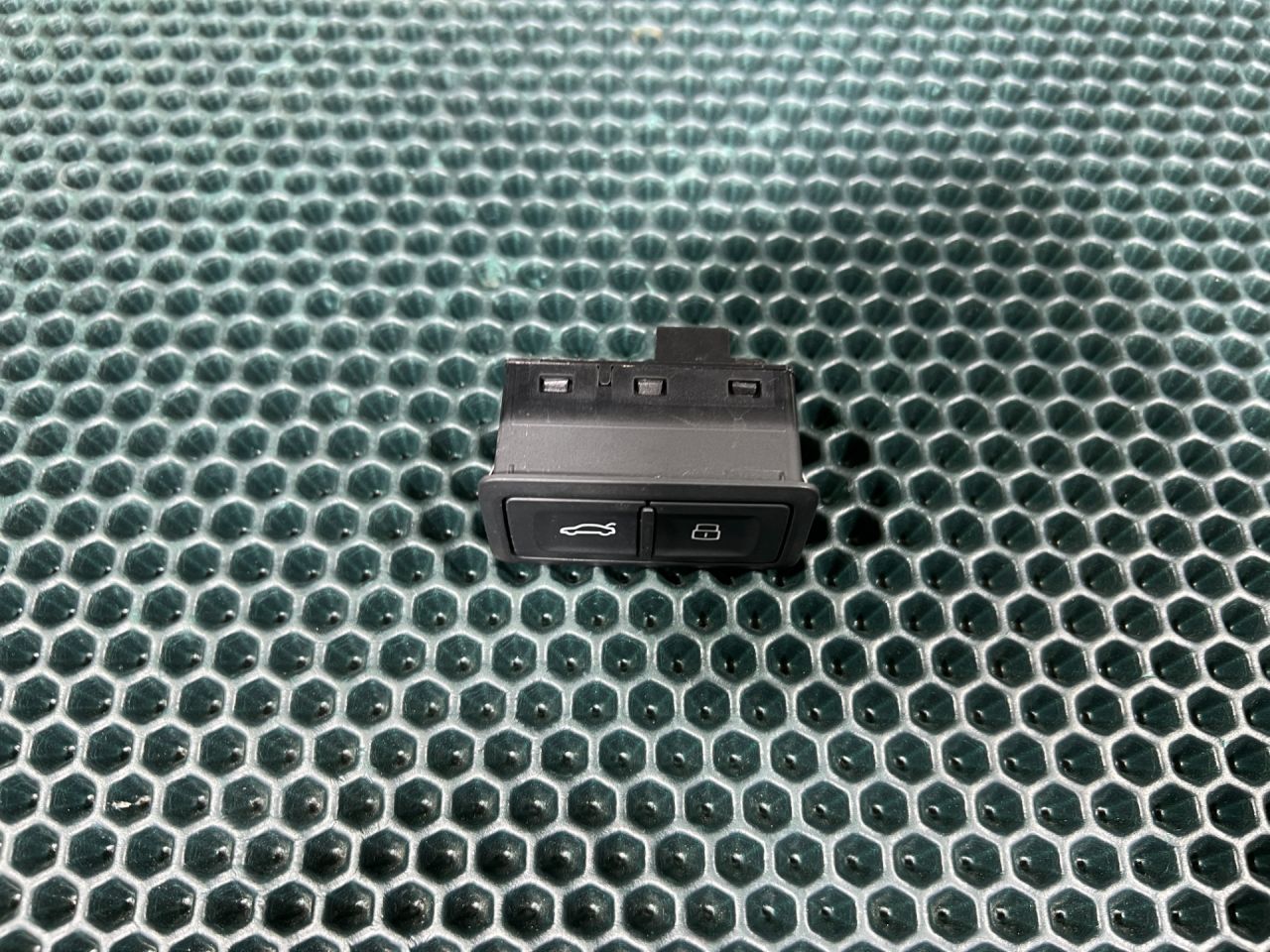 кнопка открытия багажника Audi A4 B9 2020, 2.0 л., бензин, АКПП, седан, 4G0959831D, 4G0959831D5PR - фото №1