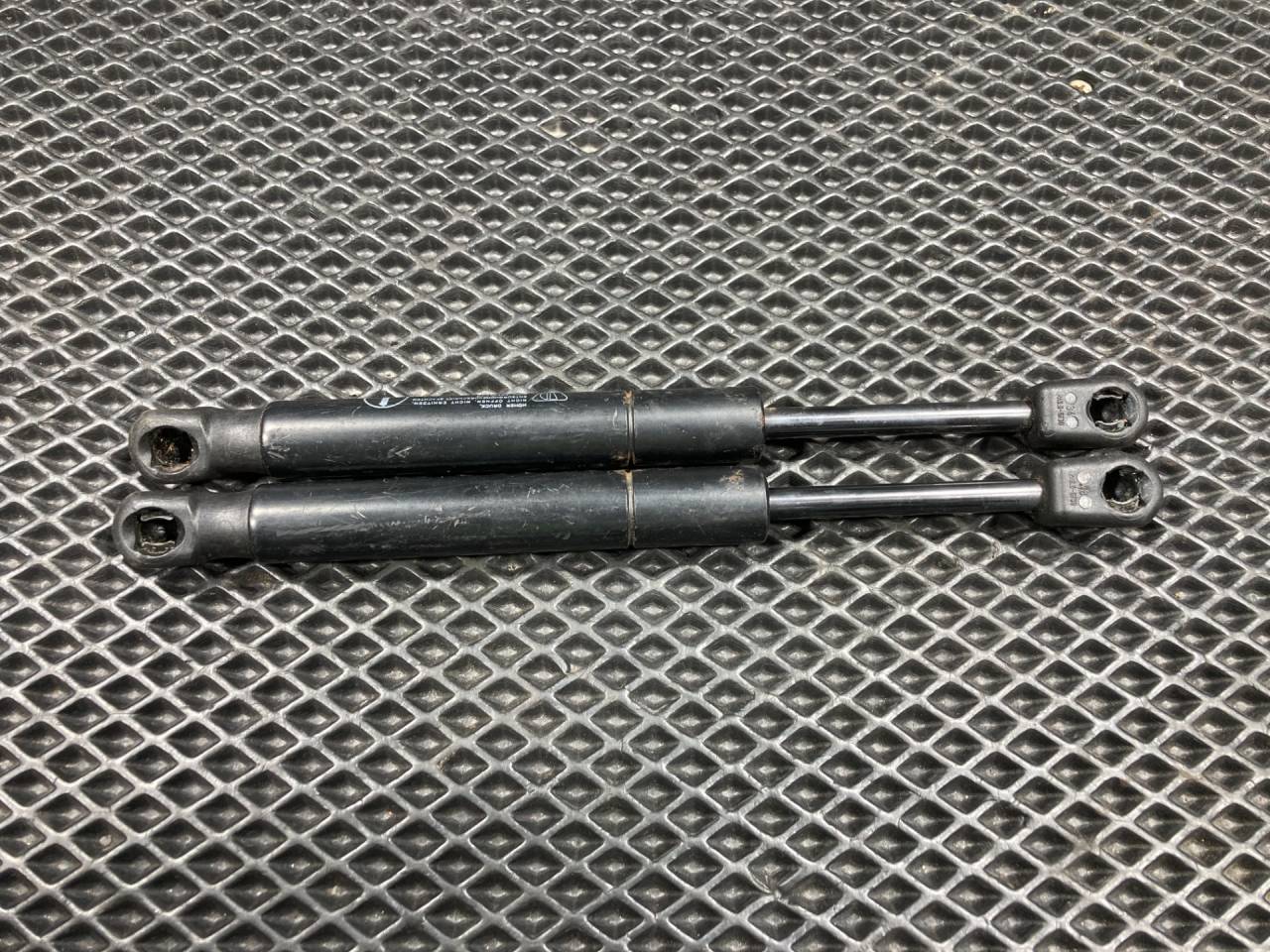 амортизатор крышки багажника (3-5 двери) Porsche Cayenne 955 2006, 4.5 л., M 48.00, бензин, внедорожник 5 дв., 7L5845587B - фото №1