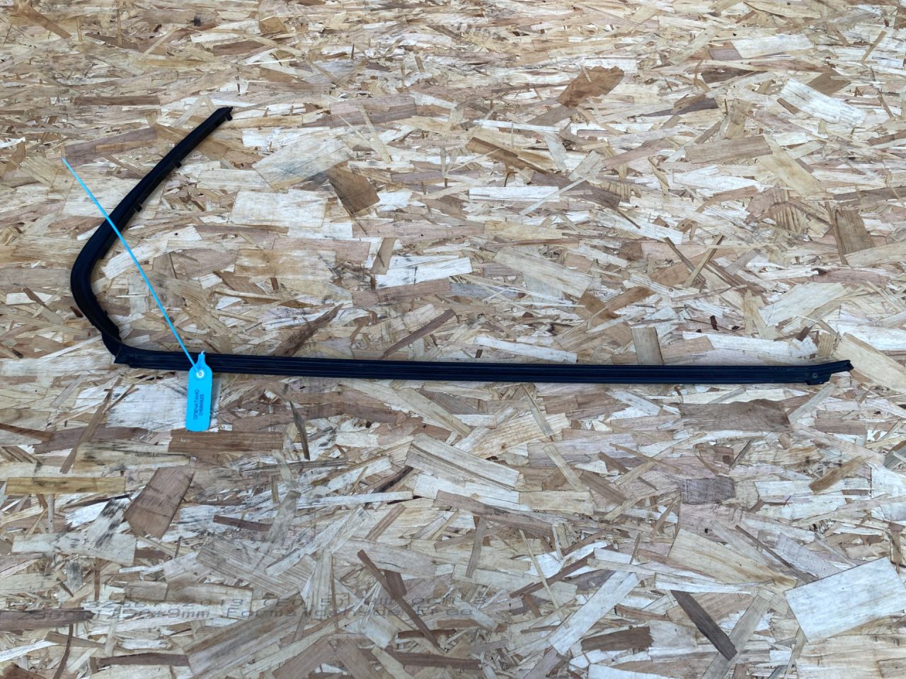 молдинг двери задней правой Land Rover Discovery Sport 1 поколение 2017, 2.0 л., бензин, АКПП, внедорожник 5 дв., LR076573, LR076576, LR058623 - фото №1