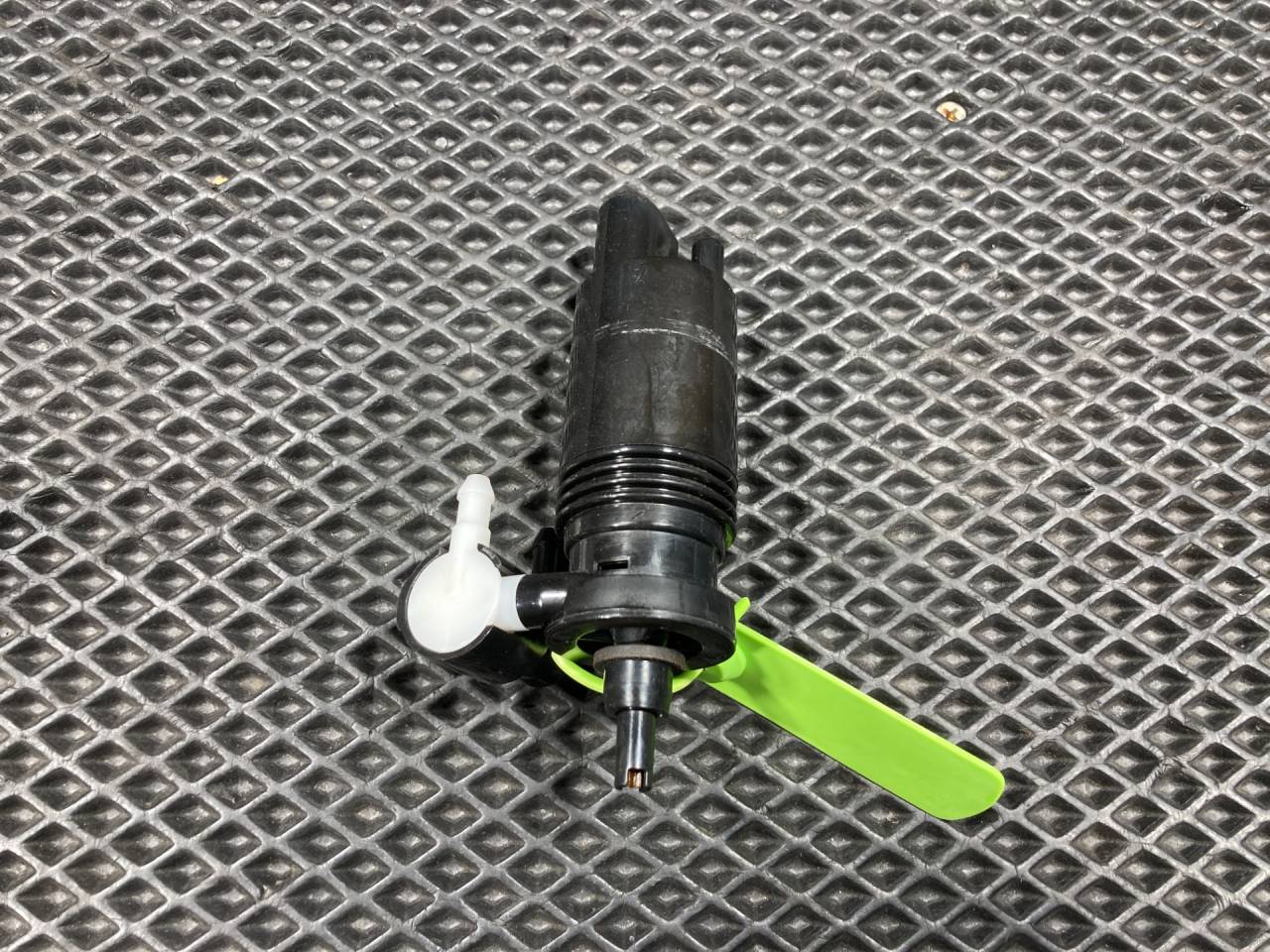 насос (моторчик) омывателя стекла Land Rover Range Rover Sport 2 поколение 2016, 3.0 л., 306PS, бензин, АКПП, внедорожник 5 дв., 1020133002, LR079904 - фото №1