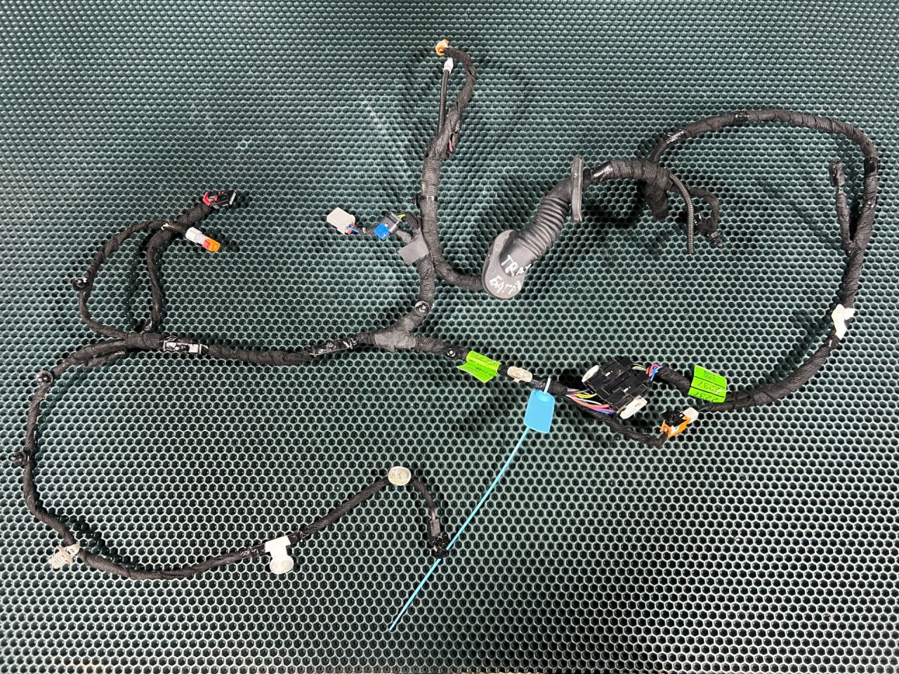 Проводка крышки багажника Chevrolet Trax 2 поколение 2023, 1.2 л., бензин, АКПП, внедорожник 5 дв., 42892240 - фото №1