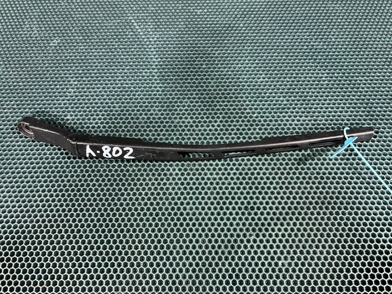 щеткодержатель (поводок стеклоочистителя, дворник) Audi S8 D4 2013, 4.0 л., CGTA, бензин, АКПП, седан, 4H1955407A - фото №1