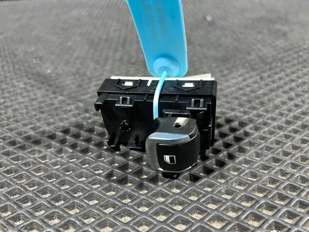 кнопка стеклоподъемника двери задней правой Kia K5 3 поколение 2022, 1.6 л., G4FP, бензин, АКПП, седан, 93581L2100 - фото №1