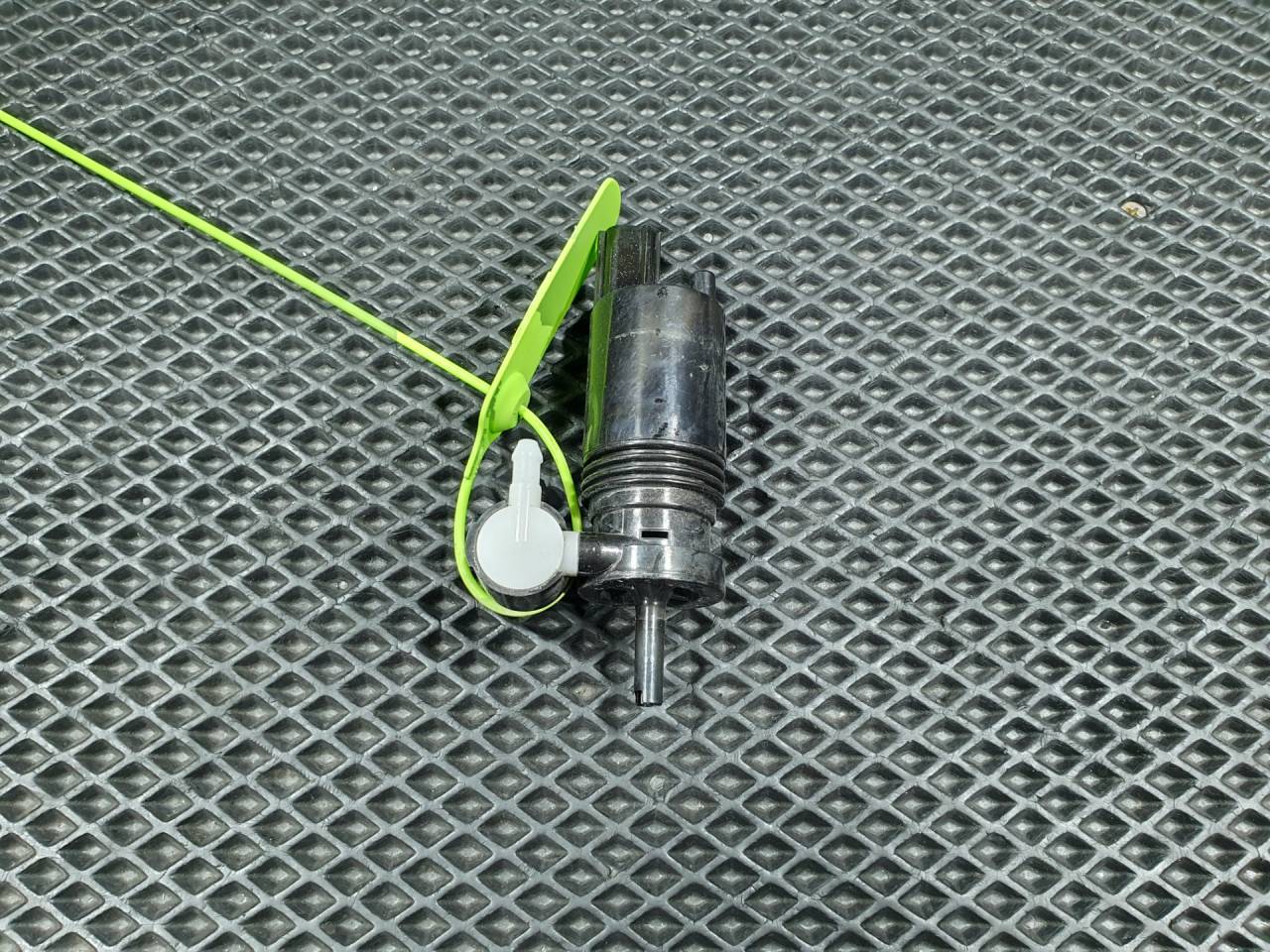 насос (моторчик) омывателя стекла Land Rover Range Rover Sport 2 поколение 2016, 3.0 л., 306PS, бензин, АКПП, внедорожник 5 дв., 1020132, LR079904 - фото №1