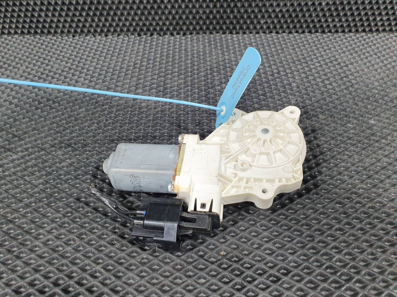 моторчик стеклоподъемника передний правый Jaguar F-Type 1 поколение 2016, 3.0 л., бензин, АКПП, кабриолет, C27693-101, C28985-100 - фото №1