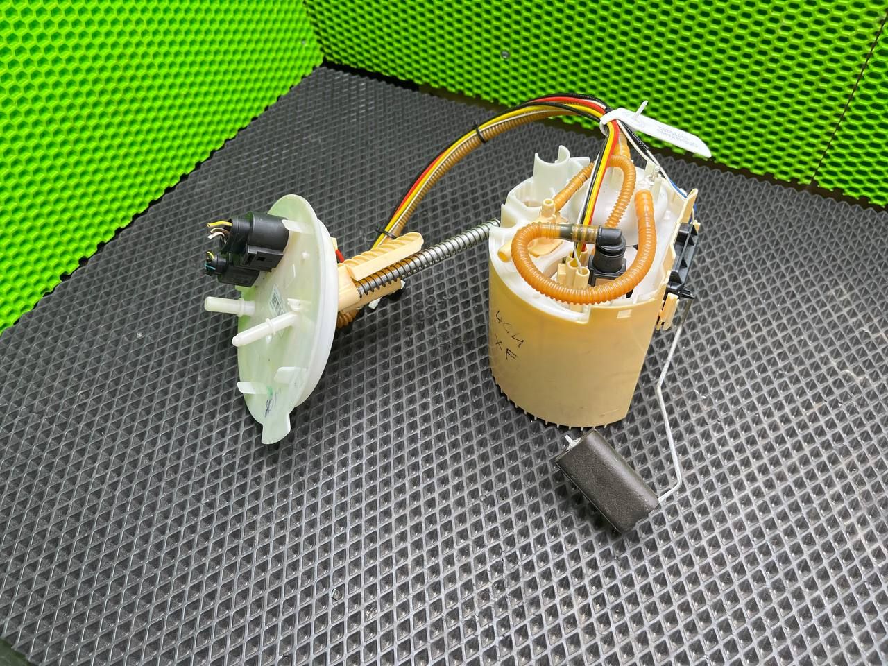 насос топливный Jaguar XE 1 поколение X760 2017, 2.0 л., бензин, АКПП, A2C92904001, GX639H307AB, T2H9876, T4N7832 - фото №1