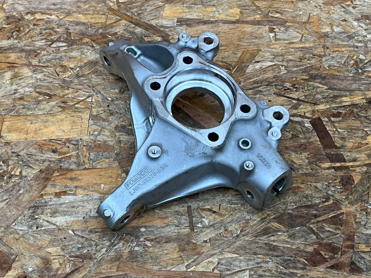 кулак поворотный правый Ford Mustang Mach-E 1 поколение 2023, электро, внедорожник 5 дв., LJ9C3K170B3A - фото №1