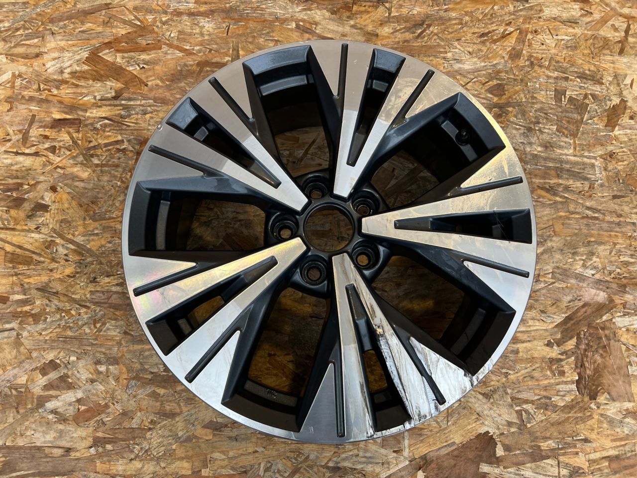 диск литой Nissan Rogue T33 2022, 1.5 л., KR15, бензин, АКПП, внедорожник 5 дв. - фото №1