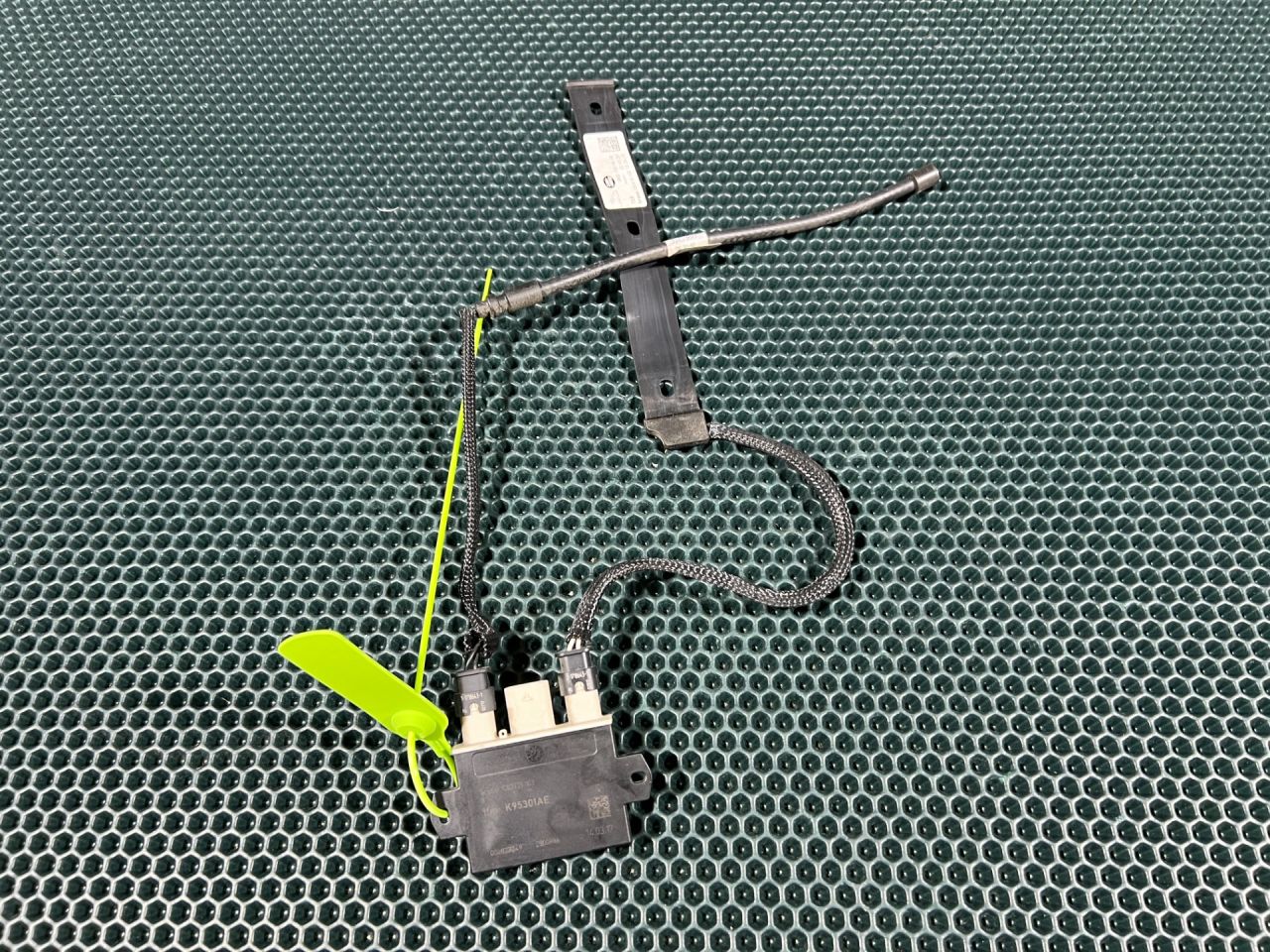 Антенна системы комфортного доступа Land Rover Range Rover Sport 2 поколение 2017, 3.0 л., 306PS, бензин, АКПП, внедорожник 5 дв., GK6214E108AB, GK6214E110AA, LR082100, LR070878, LR070879, T2H31251, T2H31252, HY3214E112AB - фото №1